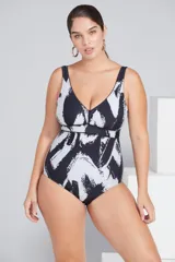 Malla enteriza con estampado abstracto en blanco y negro, con breteles anchos y escote en V.