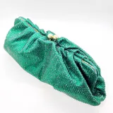 Bolso de mano tipo clutch color verde esmeralda, cubierto de strass brillantes. Tiene efecto plisado, cierre con broche dorado y cadena corta desmontable.
