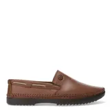 Mocasines de hombre estilo náutico, confeccionados en gamuza color marrón, con costuras decorativas visibles en el contorno y suela de goma oscura.