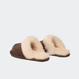Pantuflas UGG Scuffette II de ante marrón con cuello y forro de piel de oveja color crema.