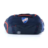 Bolso deportivo azul con detalles en rojo y escudo del Club Nacional de Football. Incluye logo de Umbro y diseño geométrico en la parte inferior.
