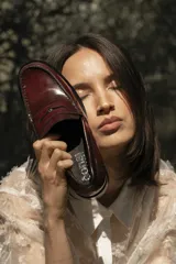 Mocasines de cuero color marrón topo, con detalle de antifaz y suela de goma.