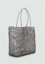 Bolso tipo shopper de diseño trenzado en color gris, con dos asas superiores y estructura abierta sin cierre.