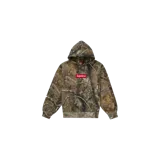 Hoodie Supreme con capucha, estampado de camuflaje Realtree AP de bosque, bolsillo tipo canguro y el icónico box logo rojo bordado en el pecho.