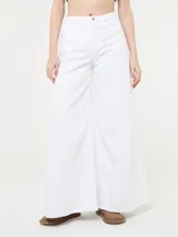Pantalón de jean blanco de corte wide leg y tiro alto.