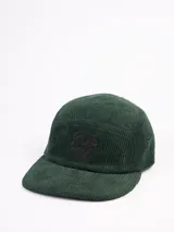 Gorro tipo gorra de cinco paneles de pana verde oscuro, con logo bordado en tono oscuro en el frente.