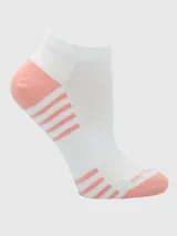 Calcetín deportivo corto, tipo soquete, color blanco con detalles y franjas en rosado pálido. Presenta tejido de malla transpirable en el empeine y refuerzos rosados en talón y puntera.