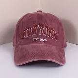 Gorro color borgoña con la inscripción "New York" bordada en blanco y la leyenda "Est. 1625" debajo.