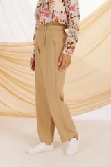 Pantalón negro de vestir con corte recto, tiro alto, bolsillos laterales y detalle de botones dorados en la cintura.