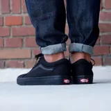 Championes Vans Old Skool color negro, con la icónica banda lateral de cuero en el mismo tono. Fabricados en lona y gamuza, con suela de goma tipo waffle.