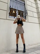 Botas negras de caña media con plataforma doble y taco cuadrado alto. Cierre lateral con cremallera.