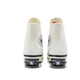 Championes Converse Chuck 70 Plus, color blanco hueso con detalles en negro. Zapatilla de caña alta con plataforma y diseño asimétrico.