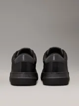Zapatillas urbanas de cuero granulado color negro, con suela cupsole gruesa, interior de espuma, forro de malla de poliéster y logo de Calvin Klein en la lengüeta y el talón.