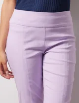 Pantalón celeste en gabardina elastizada marca Zac & Rachel. Pretina ancha con faja interna modeladora. Largo de pierna con costura frontal pespunteada. Trasera con bolsillos ojal simulados.