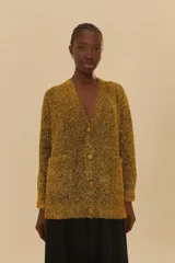 Cardigan dorado de punto con lurex, escote en V y botones frontales.