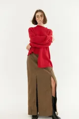 Falda midi de corte recto con estampado de pata de gallo en blanco y negro. Presenta dos tajos frontales con cierre y cierre trasero invisible.