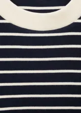 Camiseta de manga corta con diseño a rayas horizontales en azul marino y blanco. Presenta cuello redondo con ribete en contraste color crema y corte ajustado al cuerpo.