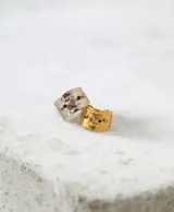 Anillo ancho de acero quirúrgico con textura martillada y detalles de piedras incrustadas de colores. Diseño ajustable.