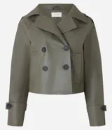 Trench coat de poliuretano color verde militar, con cuello de solapa, diseño cruzado y cierre frontal de doble botonadura.