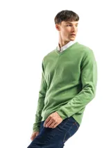 Buzo tejido de punto con cuello en V, de calce regular y mangas largas con puños acanalados.