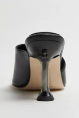 Sandalias Miista modelo Miri color negro, con punta cuadrada y taco acampanado transparente.