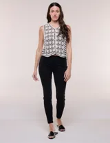 Pantalón jegging de tiro medio en tejido de denim azul, con calce ajustado skinny, cintura elastizada y bolsillos traseros funcionales.