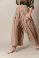 Pantalón ancho de seda color negro, con cintura elastizada y caída fluida.