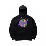 Buzo negro con capucha, de corte holgado y con un bolsillo tipo canguro. Presenta un estampado circular con motivos geométricos en tonos violeta, naranja y verde.