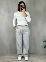 Pantalón de jogging gris melange, de corte amplio y cintura elástica.