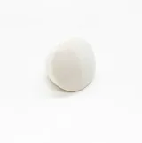 Anillo blanco de resina, de forma cuadrada con bordes redondeados.