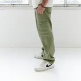 Pantalón cargo verde con bolsillos laterales y corte recto.