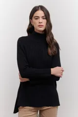 Polera de tejido de punto acanalado en color negro, con cuello alto y diseño de corte recto con largo asimétrico, más corto adelante y más largo atrás.