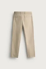 Pantalón chino skinny fit color gris oscuro, confeccionado en mezcla de algodón con elasticidad. Cuenta con bolsillos frontales, bolsillos traseros de vivo y cierre frontal con cremallera y botón.