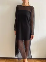 Vestido largo negro de red con mangas largas y cuello redondo. Incluye un vestido corto negro debajo.
