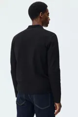 Remera polo de manga larga en punto jacquard de mezcla de algodón, con cuello clásico y tapeta de dos botones. Corte slim fit ajustado.