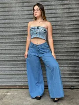 Pantalón de jean celeste, de tiro alto y corte súper ancho.