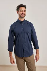 Camisa azul de algodón con elastano, cuello button-down y manga larga.