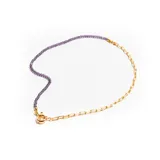 Collar de 45cm con cuentas facetadas color violeta en un extremo y cadena de eslabones dorada en el otro.