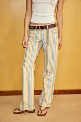 Jeans de tiro bajo y cinco bolsillos con diseño de pierna ancha y larga. Presenta cierre frontal con cremallera y botón metálico.