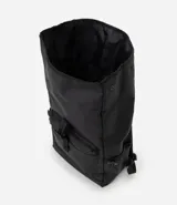 Mochila urbana de diseño estructurado con acabado engomado, cierre tipo roll-top con hebilla ajustable, bolsillo frontal con cremallera y correas traseras ajustables.