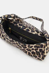Bolso bandolera de hombro con estampado animal print tipo leopardo, solapa con cierre de botón imantado y asa ajustable con apliques metálicos. Cuenta con un bolsillo interior con cremallera.