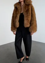 Pantalón de tiro alto con diseño tipo balloon, confeccionado en tejido mezcla de lana, con cierre lateral y forro interior.