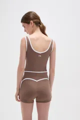 Musculosa deportiva al cuerpo de poliamida, color negro con detalles de ribete blanco en el cuello y los breteles anchos.