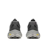 Sneaker de trail running Merrell Agility Peak 6 en color gris oscuro con suela gruesa gris y cordones negros. Cuenta con la inscripción "MERRELL" en el lateral y suela Vibram.