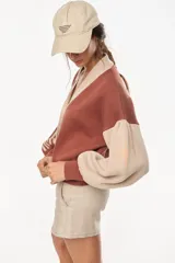 Gorro tipo gorra bordó con efecto gastado, visera curva y diseño de seis paneles con ojales de ventilación bordados. Presenta un bordado frontal minimalista en fucsia que representa un sol sobre el horizonte y detalles de texto bordados en el lateral.