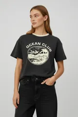 Remera de algodón con cuello redondo en contraste, manga corta y corte holgado. Presenta un estampado frontal circular con la leyenda Ocean Club.