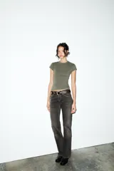 Camiseta de corte entallado confeccionada en mezcla de algodón, con cuello redondo y mangas cortas. Presenta un diseño básico de bajo recto en color gris oscuro.