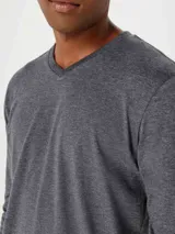 Camiseta unisex de manga larga color beige, con escote en V.