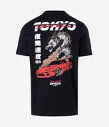 Remera negra de corte comfort y manga corta, con cuello redondo y estampado de estilo urbano con un auto rojo y un dragón en la espalda.