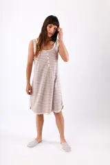 Camisón sin mangas color champagne de algodón con cartera de botones.